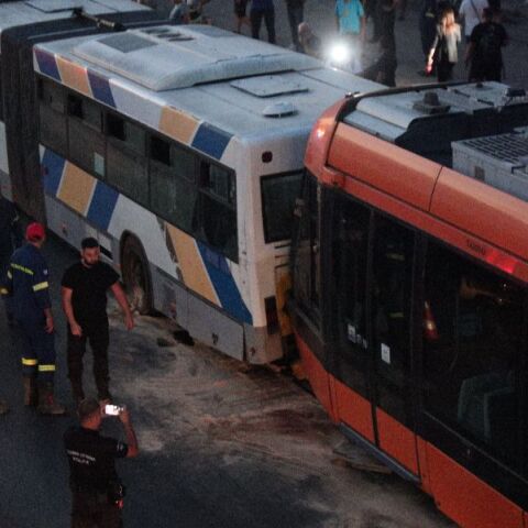 Πειραιάς: Ο οδηγός του λεωφορείου βρήκε λιπόθυμο τον συνάδελφό του στο τραμ