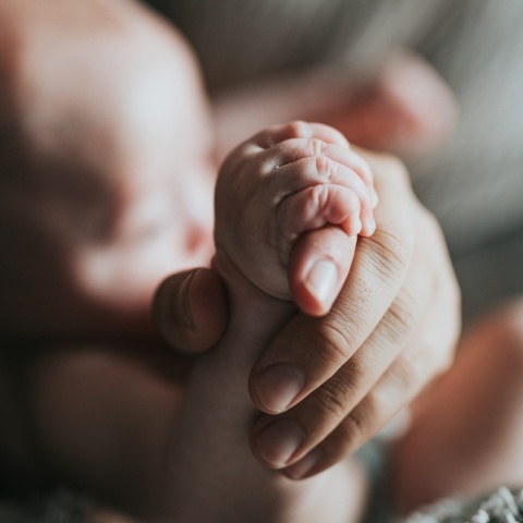 Μωρό στην αγκαλιά ατόμου