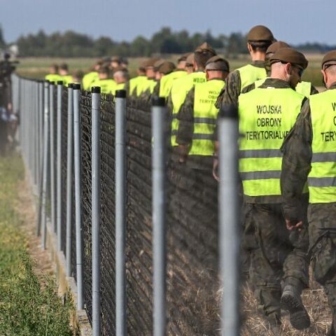 Guardian: Η Πολωνία πιο κοντά σε στρατιωτική σύγκρουση από οποιαδήποτε στιγμή μετά τον Β’ Παγκόσμιο Πόλεμο