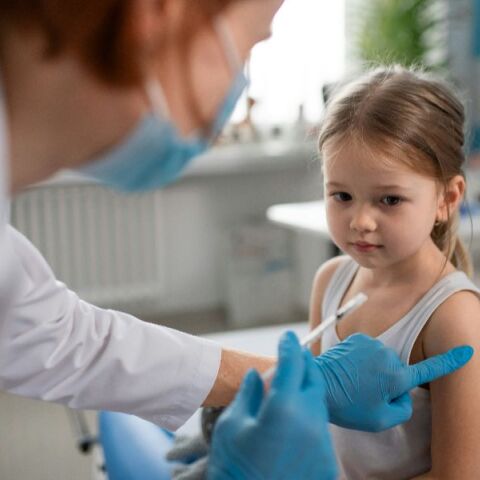 Αποκάλυψη Washington Post: Η κυβέρνηση Τραμπ σχεδιάσει να συνδέσει τον θάνατο 25 παιδιών με εμβόλια κορωνοϊού