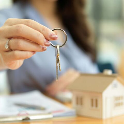 Μετά τις εξαγγελίες στη ΔΕΘ για φοροελαφρύνσεις, η κυβέρνηση δίνει έμφαση στην κοινωνική αντιπαροχή και στην αξιοποίηση κλειστών σπιτιών.