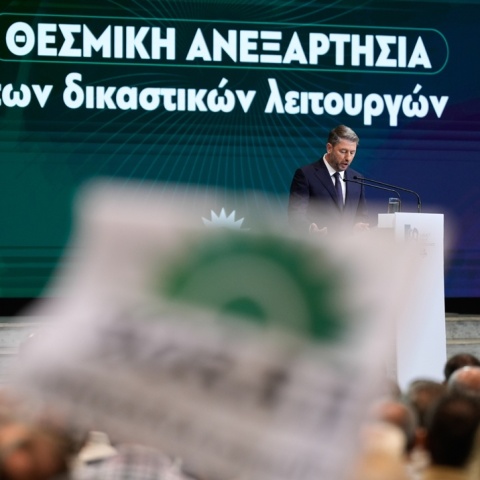 Στιγμιότυπο από την ομιλία του Νίκου Ανδρουλάκη στην 89η ΔΕΘ - Σημαία του ΠΑΣΟΚ που κυματίζει και στο βάθος ο πρόεδρος του κόμματος