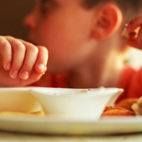 Η Unicef αποκαλύπτει ότι τα παχύσαρκα παιδιά ξεπέρασαν τα λιποβαρή παγκοσμίως, ζητώντας μέτρα κατά των υπερεπεξεργασμένων τροφίμων.