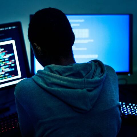 Χιλιάδες εργαζόμενοι εκπαιδεύουν την τεχνητή νοημοσύνη της Google υπό πίεση και χαμηλές αμοιβές, αποκαλύπτοντας το ανθρώπινο κόστος πίσω από την τεχνολογία.