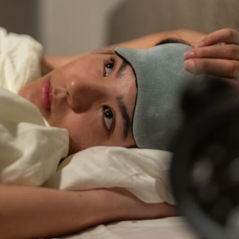 Επιστημονική έρευνα αποκαλύπτει ότι η χρόνια αϋπνία σχετίζεται με 40% αυξημένο κίνδυνο άνοιας και εγκεφαλικές αλλοιώσεις σε ηλικιωμένους.