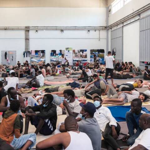 «Παράνομοι» μετανάστες και παράτυποι υπουργοί 