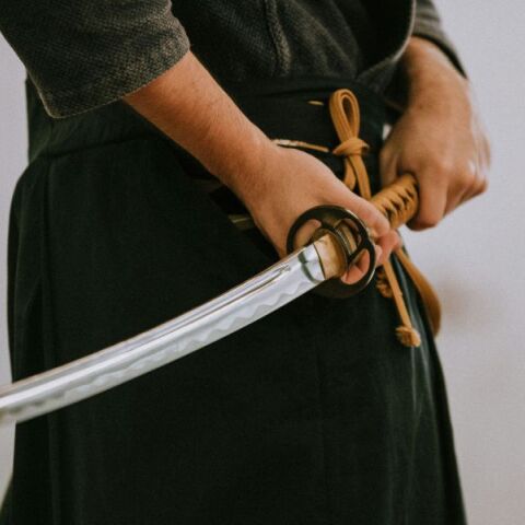 Σύλληψη ομάδας νέων στον Πειραιά για οπλοκατοχή - Kρατούσαν ψεύτικα σπαθιά από γνωστό φεστιβάλ - Η περίεργη υπόθεση φτάνει στον Εισαγγελέα Ανηλίκων.