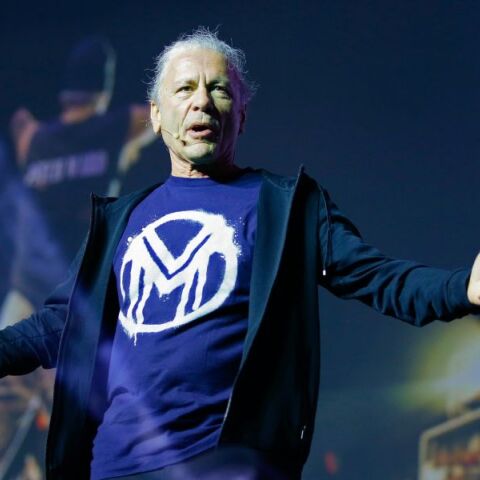 Μπρους Ντίκινσον: Ο frontman των Iron Maiden τραγούδησε τον αμερικανικό ύμνο σε αγώνα NFL στο Πίτσμπουργκ, προκαλώντας ενθουσιασμό στους 66.000 φιλάθλους.