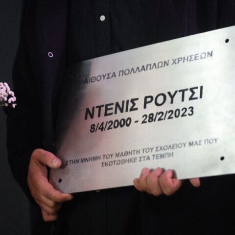 Τέμπη: Πατέρας θύματος ξεκίνησε απεργία πείνας στο Σύνταγμα 