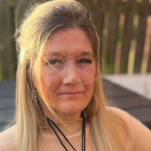 Ηνωμένο Βασίλειο: Η Έλεν ΜακΚλίρι, 46 ετών, έχασε τη μύτη της λόγω καρκίνου που αρχικά διαγνώστηκε λανθασμένα ως αλλεργία - Σήμερα ζει με προσθετική μύτη.