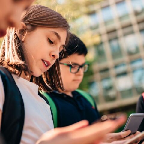 Η Σουηδία θεσπίζει πανεθνική απαγόρευση κινητών στα σχολεία από το 2026, στο πλαίσιο ιστορικής εκπαιδευτικής μεταρρύθμισης.