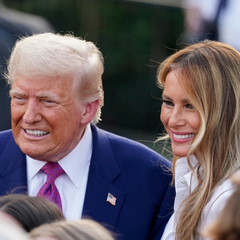 Ντόναλντ και Μελάνια Τραμπ τραγουδούν και χορεύουν «YMCA» σε πρωτοχρονιάτικο πάρτι