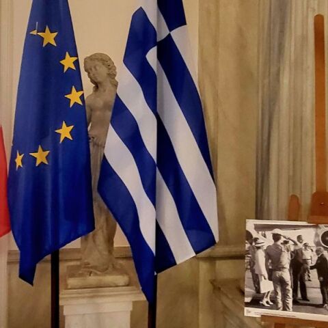 Η Γαλλική Πρεσβεία φιλοξενεί έκθεση για τα 50 χρόνια από την επίσκεψη Ζισκάρ Ντ’ Εσταίν - Φωτογραφίες και βίντεο αναδεικνύουν την ιστορική στιγμή.