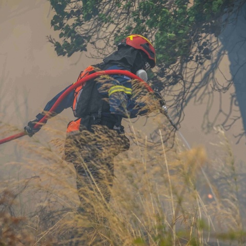 Πυροσβέστης κατά τη διάρκεια κατάσβεσης φωτιάς