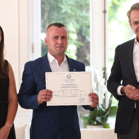 Έλληνας πολίτης ο «ήρωας του Αράχθου» που βούτηξε στο ποτάμι και έβγαλε τα δύο παιδιά - Φωτογραφίες από την τελετή