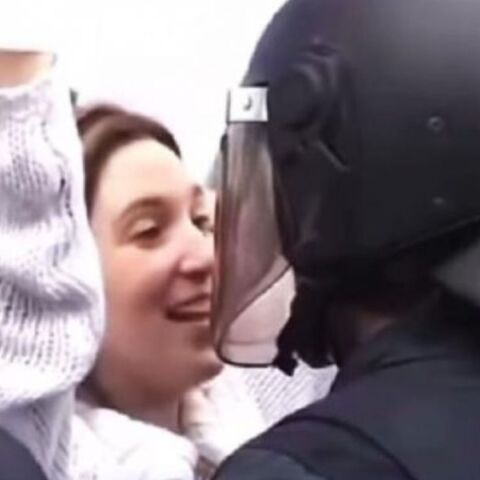 Ισπανία: Διαδηλώτρια φλέρταρε αστυνομικό σε πορεία - Viral η αντίδρασή του