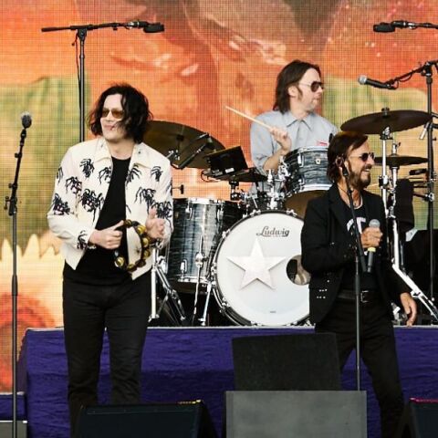 Ο Τζακ Γουάιτ ένωσε τη φωνή του με τον πρώην ντράμερ των Beatles, Ρίνγκο Σταρ, ερμηνεύοντας το εμβληματικό «With A Little Help From My Friends».