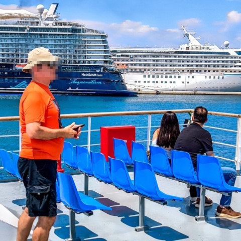 Τουρίστες σε πλοίο