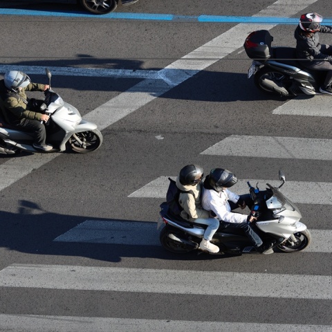 Οδηγοί και αναβάτες μηχανής με κράνος