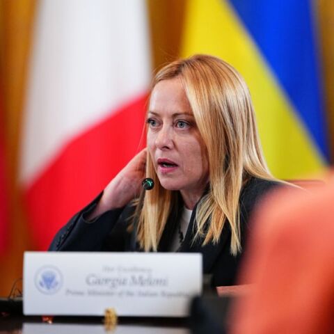 Η Ιταλία επιβάλλει αυστηρούς κανόνες στη χρήση τεχνητής νοημοσύνης - Ποινές φυλάκισης για τη δημιουργία deepfakes και περιορισμοί στην πρόσβαση ανηλίκων.