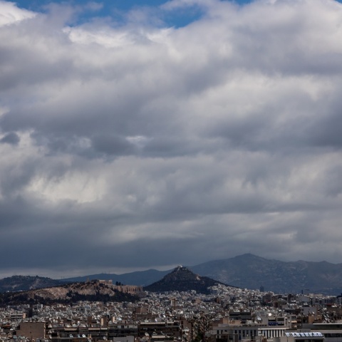 Σύννεφα πάνω από την Αθήνα