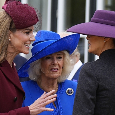 Η βασίλισσα Καμίλα διακόπτει τη συζήτηση της Κέιτ Μίντλετον με τη Μελάνια Τραμπ 