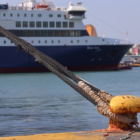 Πλοίο δεμένο στο λιμάνι του Πειραιά
