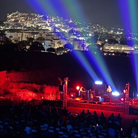 Brewing Rock Festival: μπίρα, μουσική και γεύσεις στην καρδιά της Σαντορίνης