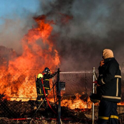 Μενίδι: Εικόνες από τη μεγάλη φωτιά 