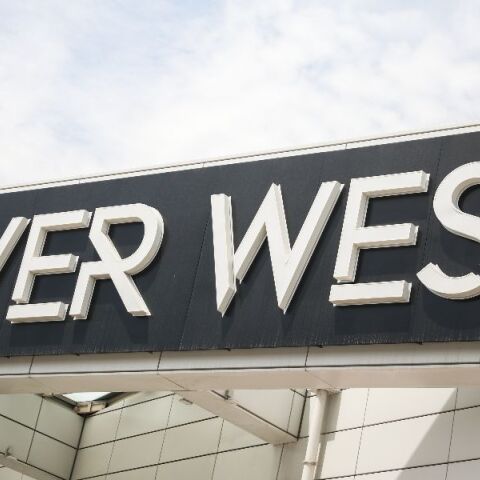 ΤΩΡΑ: Εκκενώνεται το River West μετά από τηλεφώνημα για βόμβα