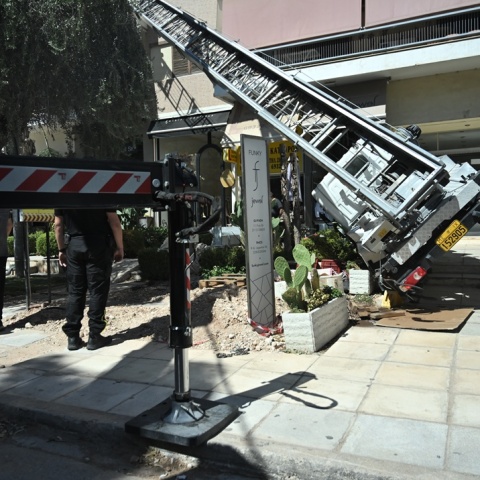 Γλυφάδα: Γερανός έπεσε σε τραπέζια καφετέριας