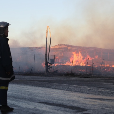 Φωτιά σε εργοστάσιο στο Μενίδι