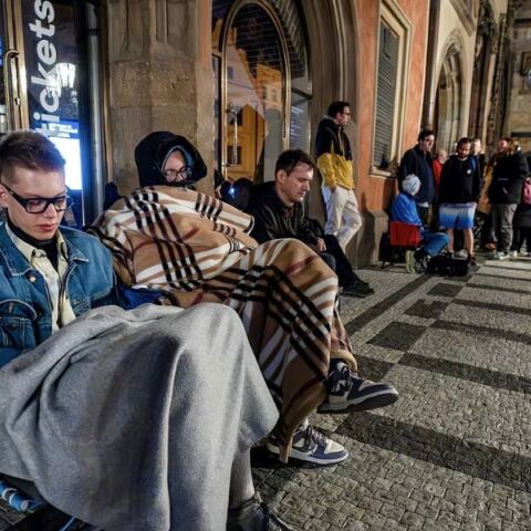 Οι ουρές για το νέο βιβλίο του Νταν Μπράουν στην Πράγα