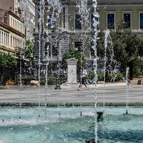 Σιντριβάνι στο κέντρο της Αθήνας προσφέρει λίγες στιγμές δροσιάς