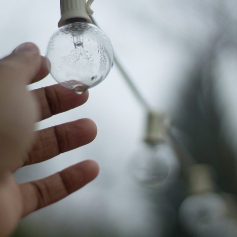 Χέρι κρατά λάμπα