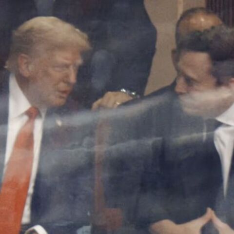 Κηδεία Τσάρλι Κερκ: Η χειραψία Τραμπ - Μασκ πίσω από αλεξίσφαιρο τζάμι και η αινιγματική ανάρτηση