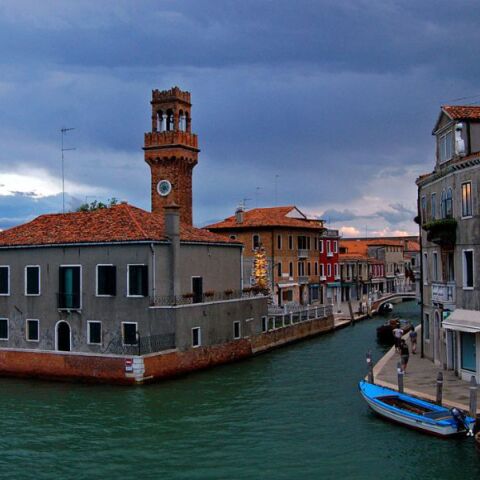 Βενετία: 14 παιδιά τιμωρήθηκαν με πρόστιμα για παιχνίδι ποδοσφαίρου σε πλατεία, πυροδοτώντας διαμάχη για τα δικαιώματα των παιδιών.