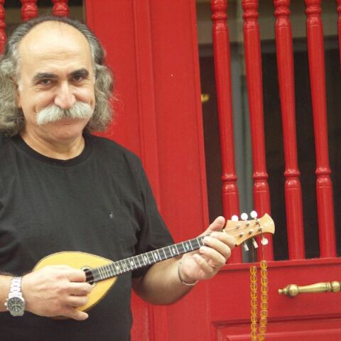 Αγάθωνας Ιακωβίδης: Η εποχή και το οδοιπορικό του σπάνιου τραγουδιστή του ρεμπέτικου