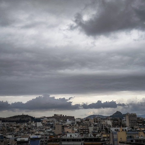 Μαύρα σύννεφα πάνω από την Αθήνα