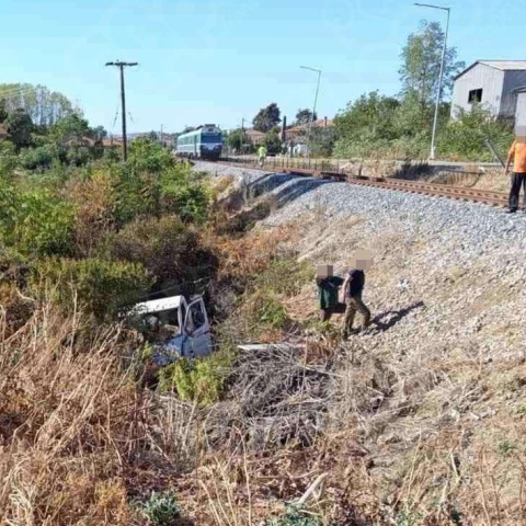 Σουφλί: Τρένο συγκρούστηκε με αγροτικό - Το όχημα έπεσε σε χαντάκι