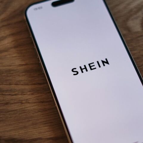 H Κομισιόν βάζει φρένο στα φθηνά δέματα Temu και Shein