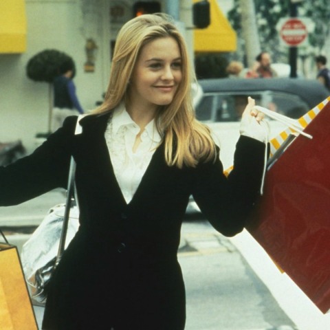 Η πρωταγωνίστρια της ταινίας Clueless κρατώντας τσάντες αγορών