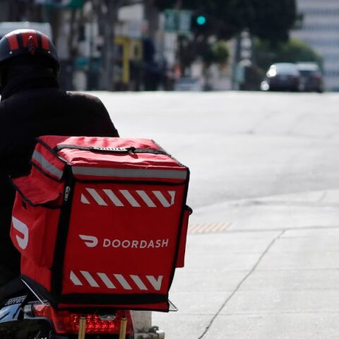 Ντελιβεράς στο Τέξας παρατήρησε ύποπτα αντικείμενα σε παραγγελία, ειδοποίησε την αστυνομία και απέτρεψε ενδεχόμενη ομηρία.