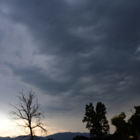 Μαύρα σύννεφα στον ουρανό