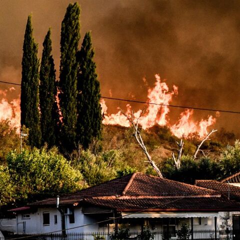 Reuters: Χαλασμένα καλώδια και ένα γερασμένο ασυντήρητο δίκτυο πίσω από τις φωτιές στην Ελλάδα 