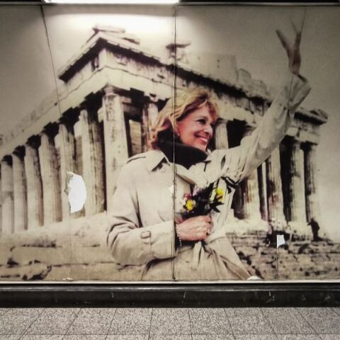 Βανδάλισαν τη φωτογραφία της Μελίνας Μερκούρη στον σταθμό «Ακρόπολη» του μετρό