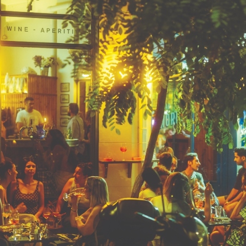 Μπαρ στην οδό Μεναίχμου, soft clubbing