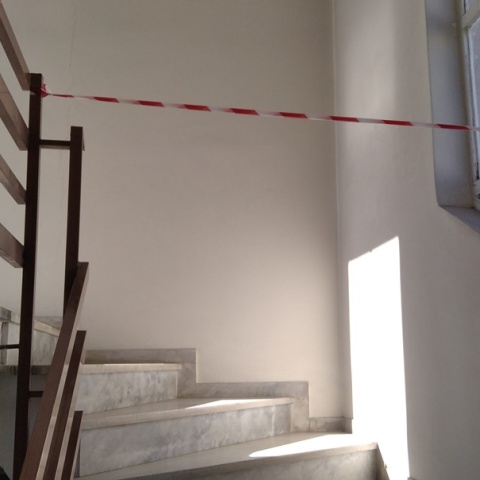 Σκάλες από όπου έχει αποκλειστεί το πέρασμα με κορδέλα