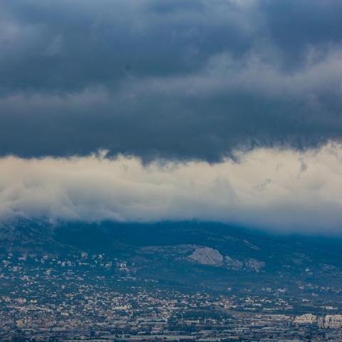 Μαύρα σύννεφα πάνω από την Αττική