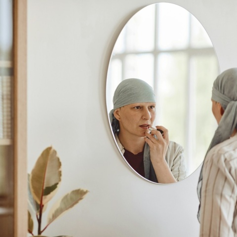 Γυναίκα με μαντήλι στα μαλλιά